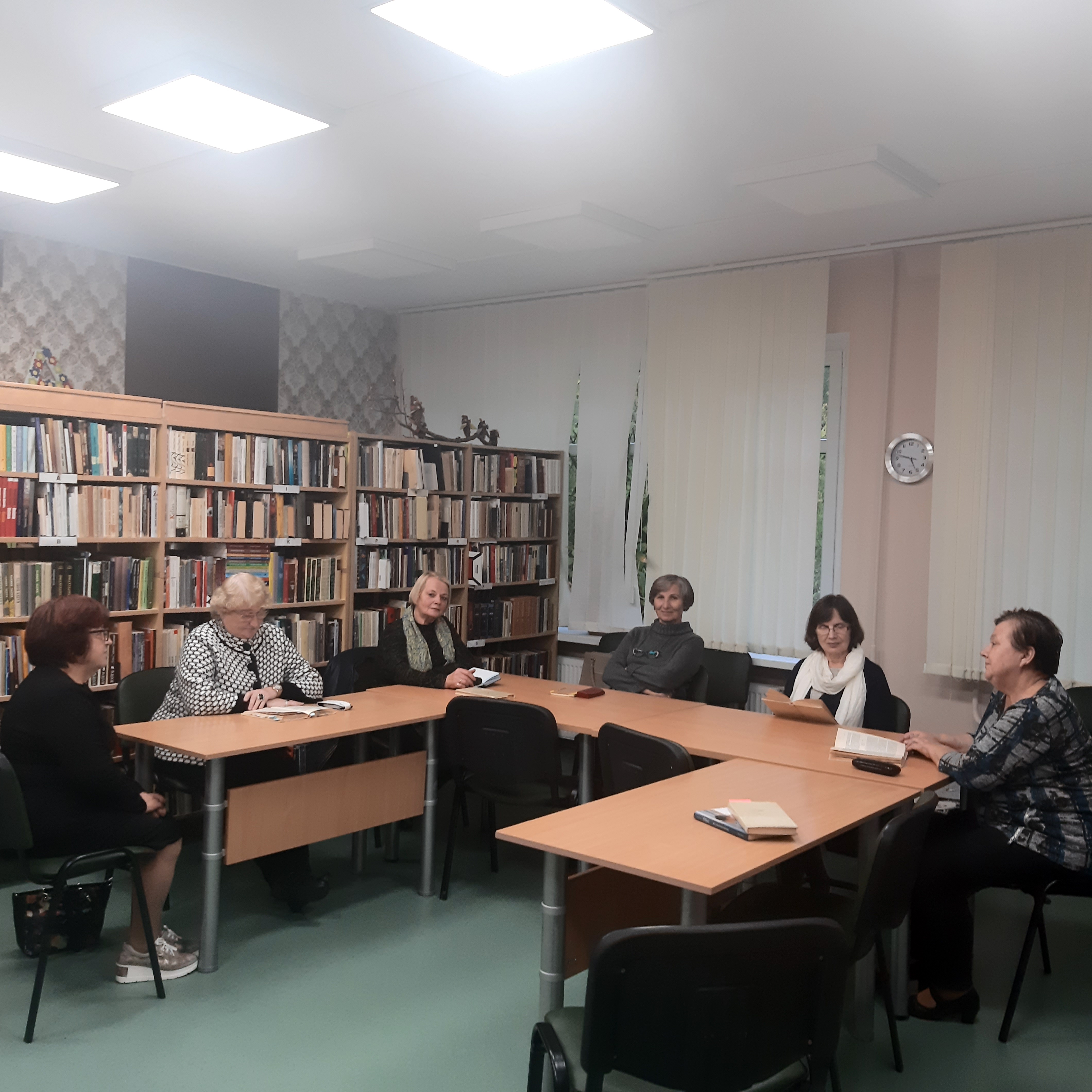 į Vidzgirio biblioteką susirinko klubo „Skaitau ir diskutuoju“ narės